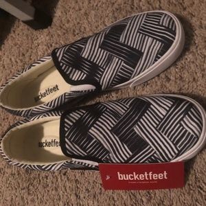 Shoes - slides bucketfeet